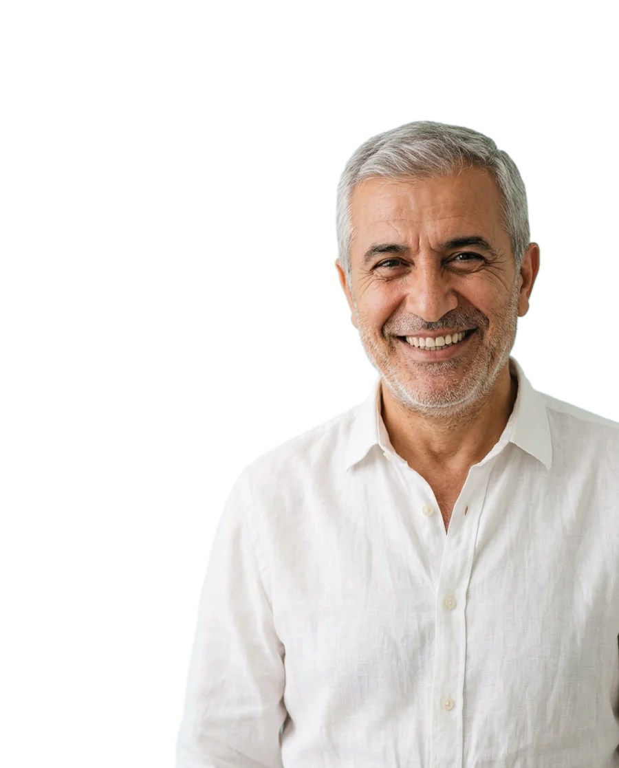 Sabit dişleriyle gülümseyen orta yaşlı erkek